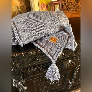 Ugg Oversized Throw 65x54 Hydrangea Blue K it with tassel corners